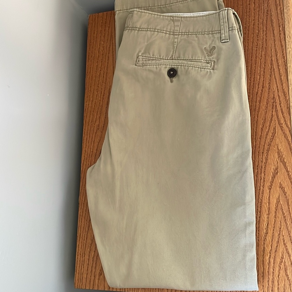 Men’s American Eagle khakis